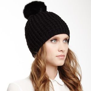 Kyi Kyi NWOT Knitted Faux Fur Pom Pom Hat